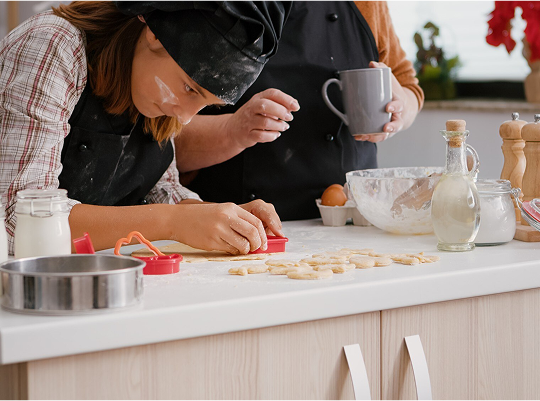 2 personas cocinando