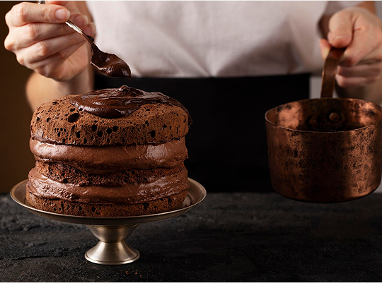 decorando pastel de chocolate