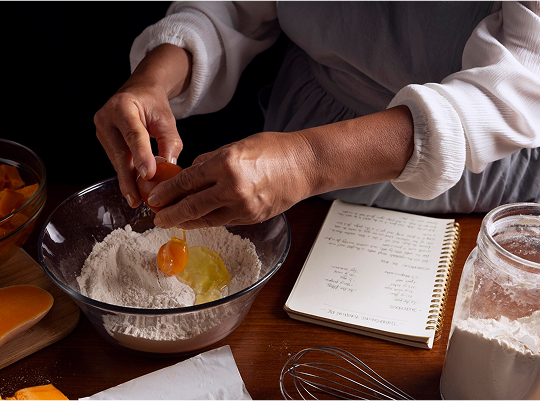 preparando masa para pasteleria